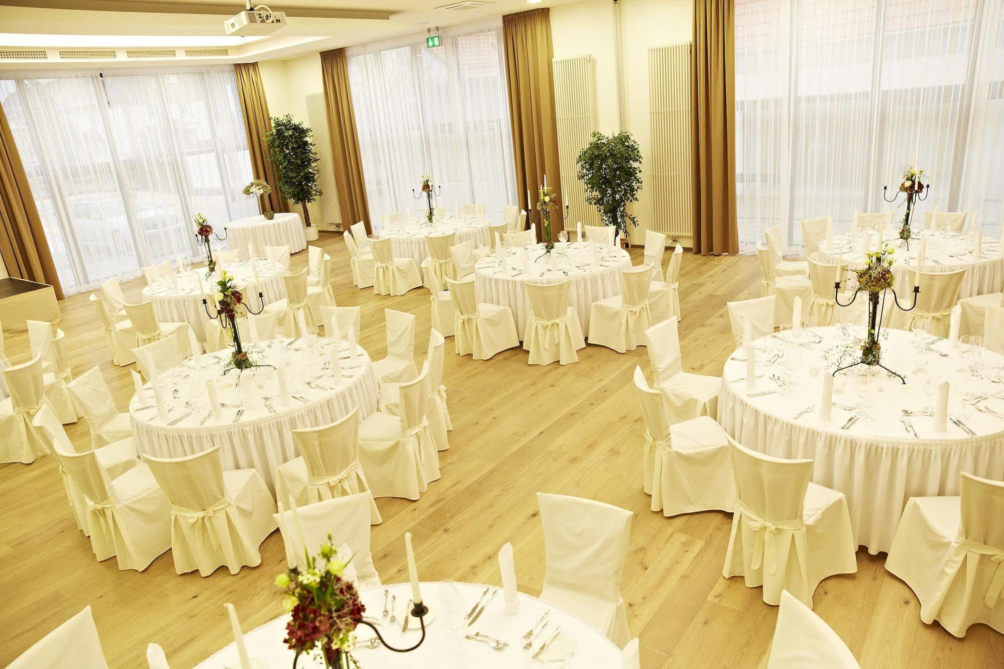 Landhotel Sonne 노이엔데텔사우 외부 사진